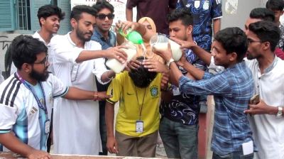 দুধ-সে‌ভেন আপ দি‌য়ে গোসল ক‌রে ব্রা‌জিল ত্যাগ 