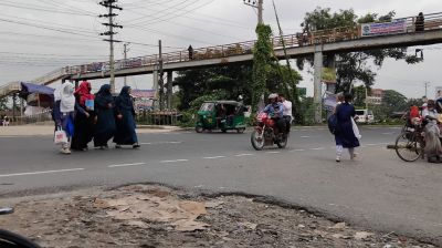 ফুটওভার ব্রিজ থাকলেও হচ্ছে না ব্যবহার 