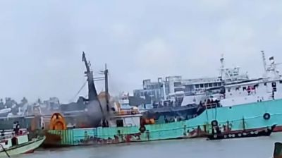 কর্ণফুলী নদীতে নোঙর করা ফিশিং ট্রলারে বিস্ফোরণ, দগ্ধ ৬
