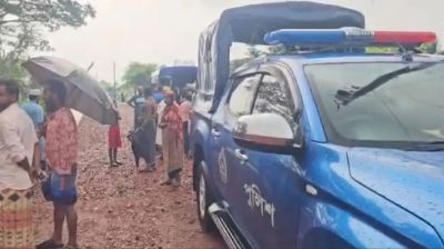 রাতে ঘুমিয়ে ছিলেন ঘরে, সকালে রাস্তার পশে মিলল মরদেহ