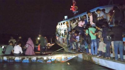 পদ্মার চরে আটকা লঞ্চ, নৌ পুলিশের সহায়তায় উদ্ধার ৮৫ যাত্রী