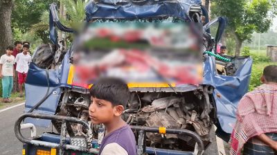 দাঁড়িয়ে থাকা ট্রাকে পিকআপ ভ্যানের ধাক্কায় নিহত ৪  