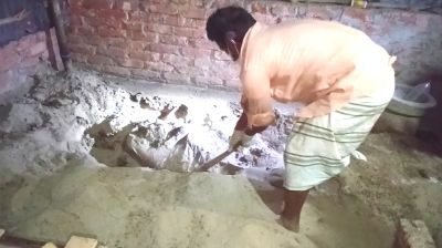 মাকে হত্যা করে ঘরের মেঝেতে পুঁতে রাখার অভিযোগ, ছেলে পলাতক