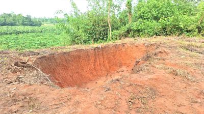 রাতের আঁধারে শতবর্ষী কবরস্থানের মাটি লুট