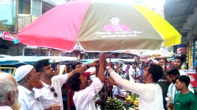 আখাউড়ায় হকারদের ছাতা দিলেন মেয়র প্রার্থী সালাউদ্দিন