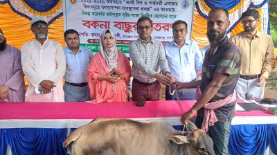 মৎস্যজীবীদের সচেতনতায় কর্মশালা, ১৭ জেলের হাতে বকনা বাছুর