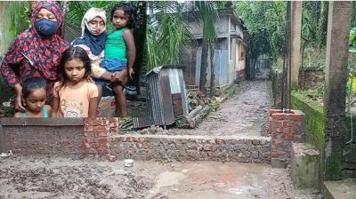 রাস্তা বন্ধ করে ছয় পরিবারকে অবরুদ্ধ