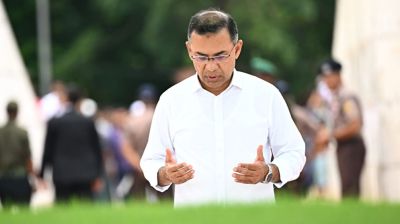 দেশে ফিরেই বাবা-মায়ের কবর জিয়ারত প্রধানমন্ত্রীর  
