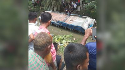 নিয়ন্ত্রণ হারিয়ে বাস খাদে,  নিহত ১
