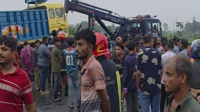 মানিকগঞ্জে ট্রাক-পিকআপ সংঘর্ষে নিহত ২