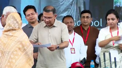 মৌলভীবাজারে ফ্যামিলি কার্ড বিতরণ করলেন প্রধানমন্ত্রী