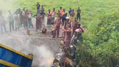 পাথরবোঝাই ট্রাক খাদে পড়ে ২ জনের মৃত্যু