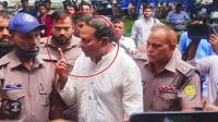 ‘এই হাত ধরবেন না’- এজলাসে তোলার সময় পুলিশকে শাসালেন ইনু