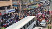 কচুক্ষেতে কারখানা বন্ধের প্রতিবাদে শ্রমিকদের সড়ক অবরোধ 