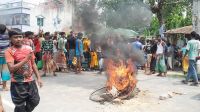 বিড়ি শ্রমিকদের সড়ক অবরোধ, টায়ারে আগুন