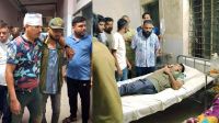 বালুবাহী মাহিন্দ্র জব্দ, বনবিভাগের দুই কর্মকর্তাকে পিটিয়ে আহত