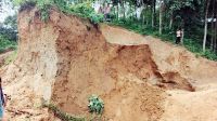 পাহাড় কাটার সময় মাটি ধসে প্রাণ গেল কিশোরের