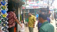 ফুটপাত দখলমুক্ত করতে উচ্ছেদ অভিযান, হকারদের মালামাল জব্দ