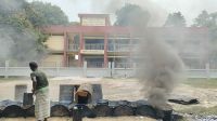 বিদ্যালয়ের পাশেই বিটুমিন পোড়ানো, ধোঁয়া-গন্ধে অতিষ্ঠ শিক্ষার্থীরা