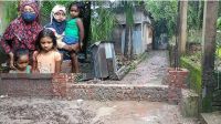 রাস্তা বন্ধ করে ছয় পরিবারকে অবরুদ্ধ