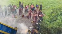 পাথরবোঝাই ট্রাক খাদে পড়ে ২ জনের মৃত্যু
