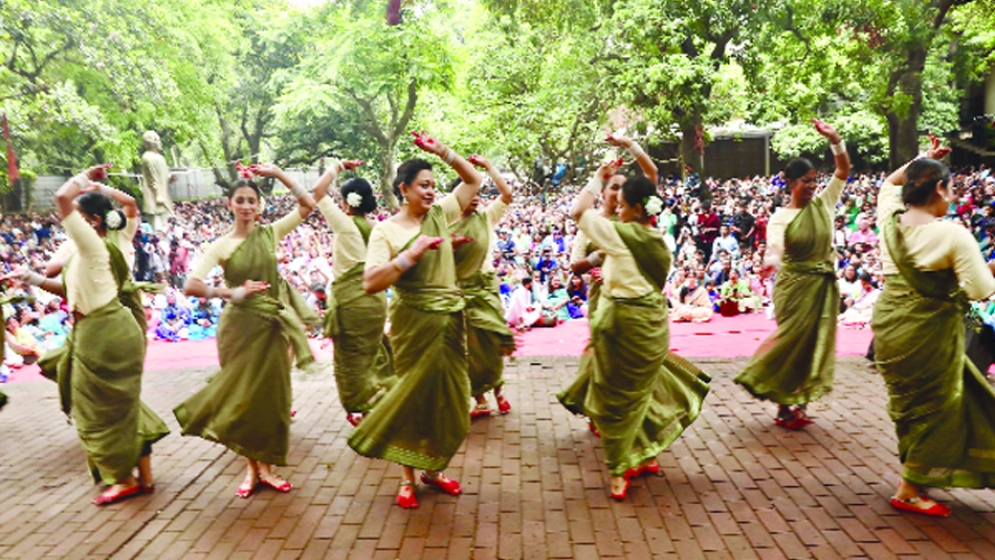 বকুলতলায় মেঘলা দিনে ‘ঘনঘটা’ নাচে মুগ্ধ দর্শক