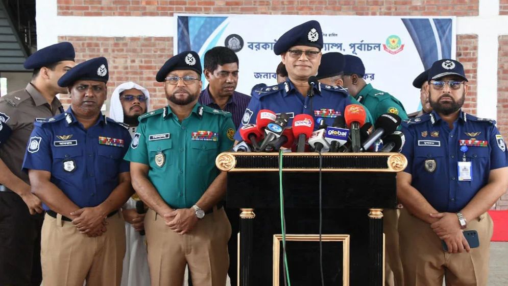 গাঢ় নীল-হালকা জলপাই শার্ট ও খাকি প্যান্টে ফিরলো পুলিশ
