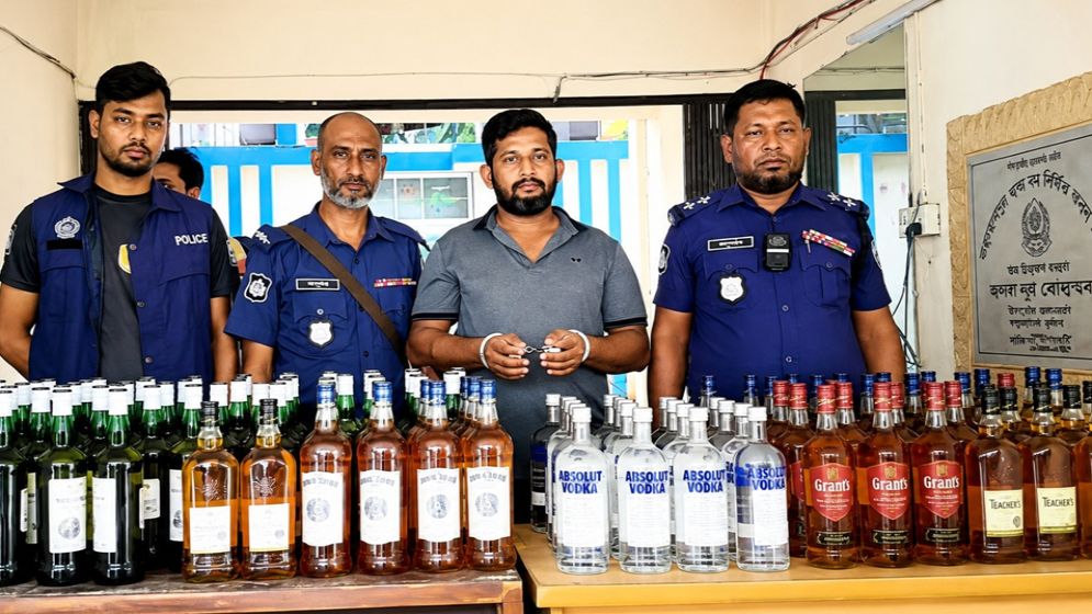 বিদেশি মদসহ মাদক কারবারি আটক