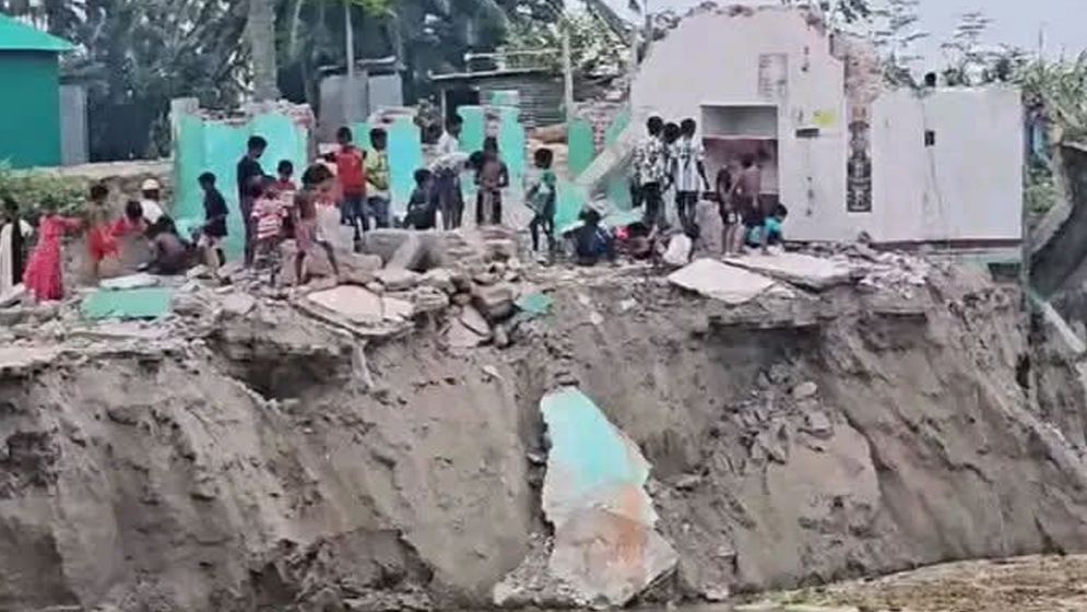 নদীভাঙনে বিপর্যস্ত দৌলতপুর, আশ্রয়হীন শত শত পরিবার