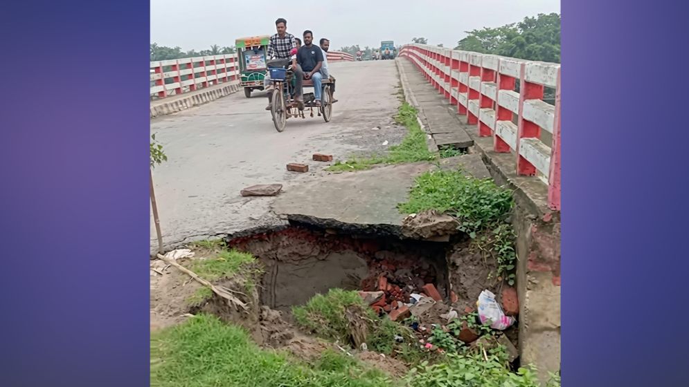 বান্দাইখাড়া সেতুর পাশে ধস, দুর্ঘটনার আশঙ্কা