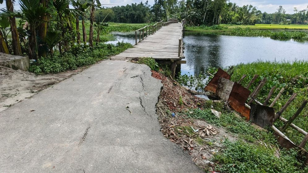 সংযোগ সড়ক ধসে বন্ধ যান চলাচল, দুর্ভোগে হাজারো মানুষ