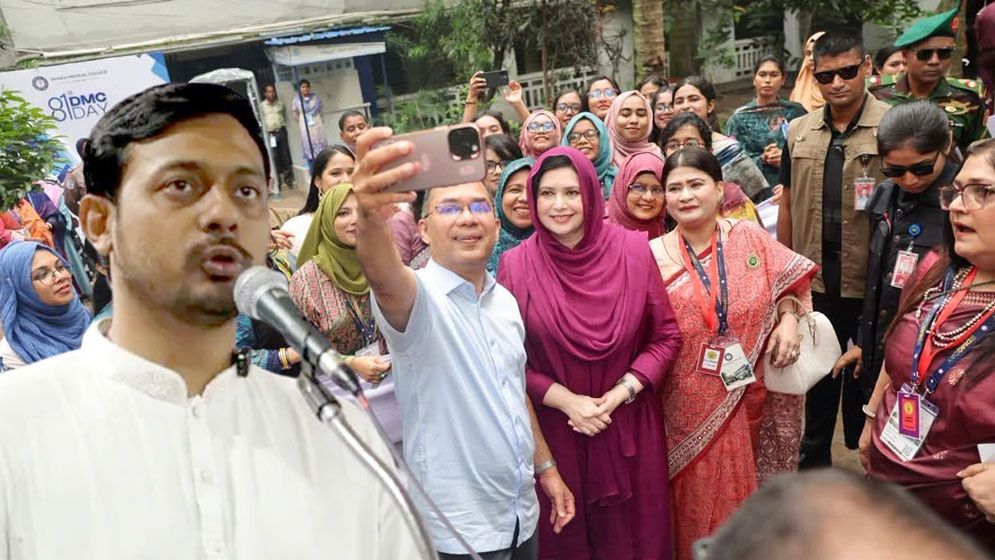‘দেশ যখন বন্যার পানিতে তলিয়ে যাচ্ছে প্রধানমন্ত্রী তখন সেলফি তোলায় ব্যস্ত’  