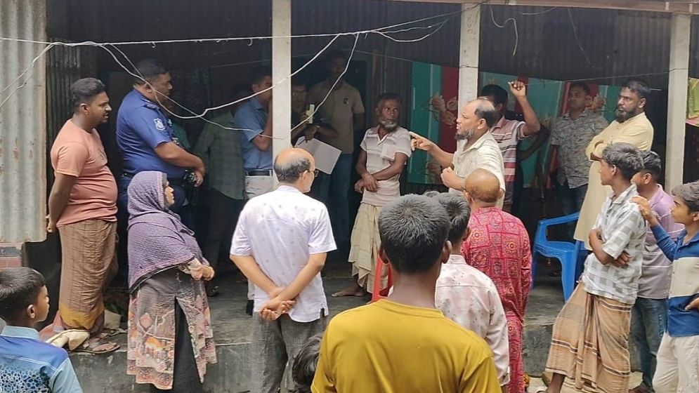 বাড়িতে ঢুকে পরিবারকে জিম্মি করে লুটপাট, নৈশপ্রহরীকে ছুরিকাঘাত
