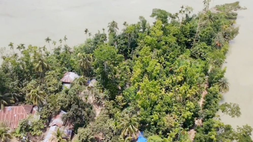 দুই নদীর মোহনায় অবরুদ্ধ গ্রাম, ভাঙনের সঙ্গে লড়ছে ৪৫ পরিবার