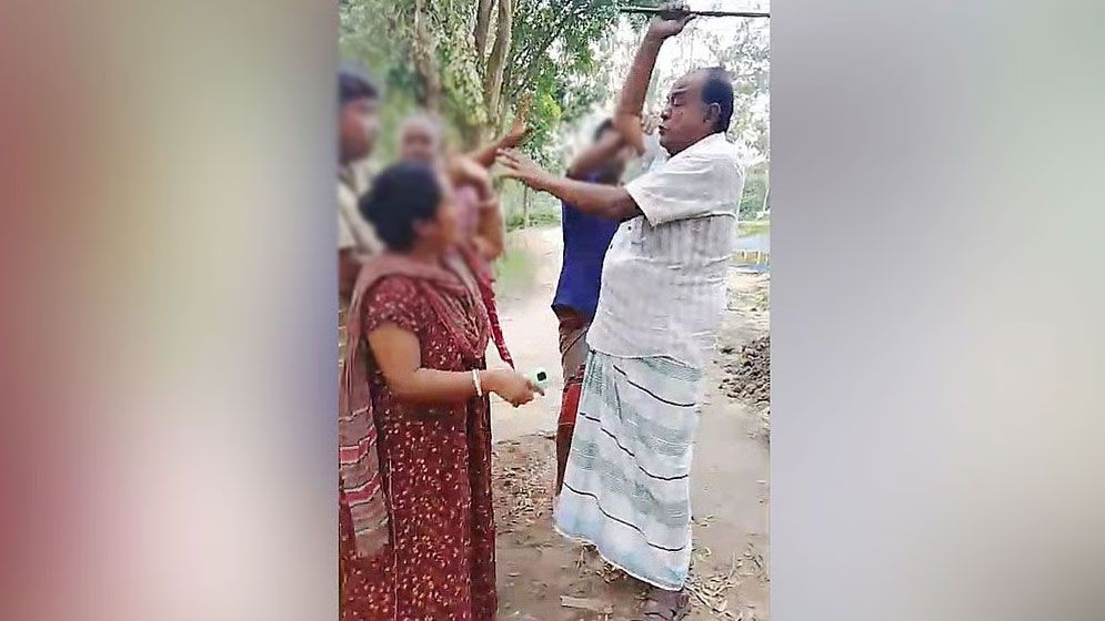 নারীসহ কয়েকজনকে ইউপি চেয়ারম্যানের পেটানোর ভিডিও ভাইরাল  