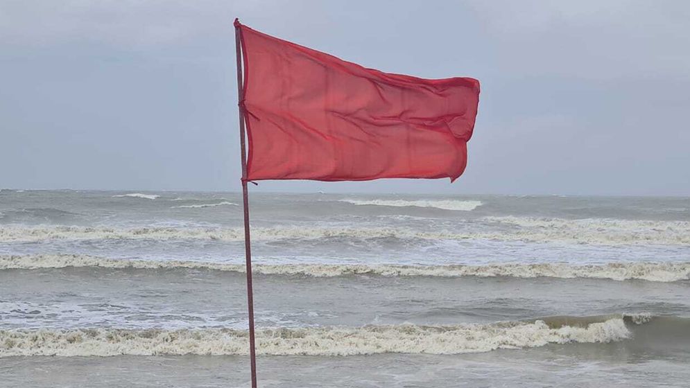 চার সমুদ্রবন্দরে ৩ নম্বর সতর্ক সংকেত