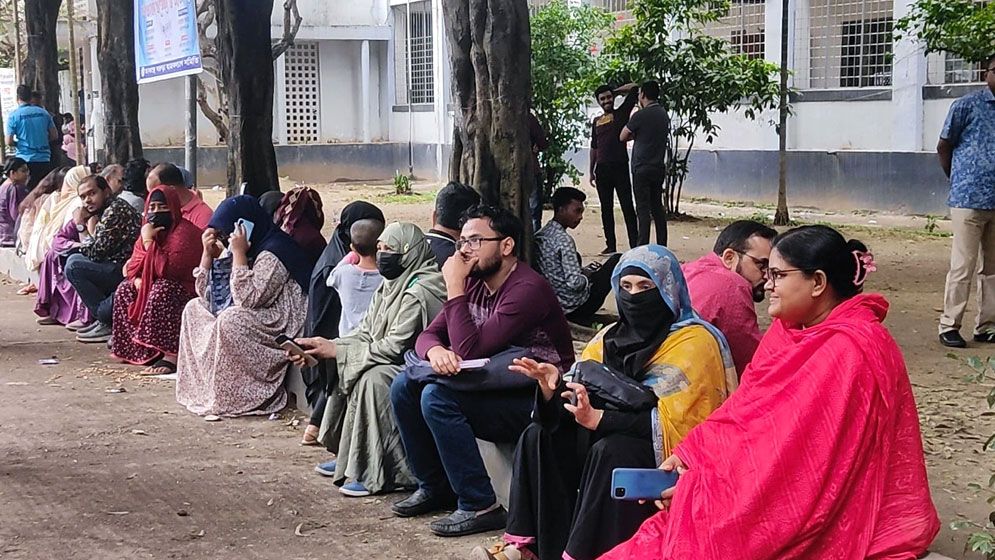 এইচএসসি কেন্দ্রের বাইরে অভিভাবকদের বসার চেয়ার-ছাউনি দেওয়ার নির্দেশ