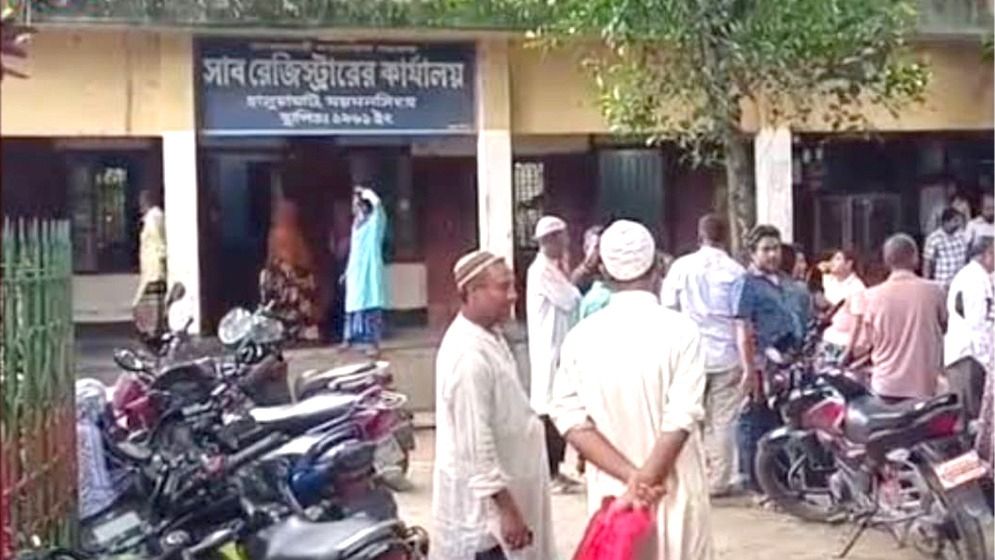 হালুয়াঘাট সাবরেজিস্ট্রি অফিসে সিন্ডিকেট বাণিজ্যের অভিযোগ