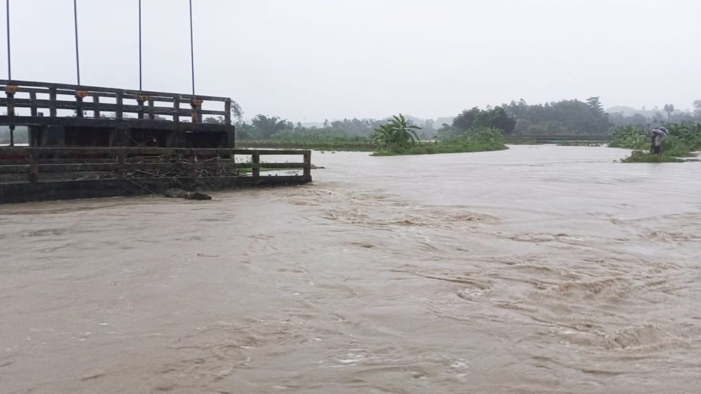 পাহাড়ি ঢল ও টানা বর্ষণে প্লাবিত চকরিয়া-মাতামুহুরী, পানিবন্দি লাখো মানুষ
