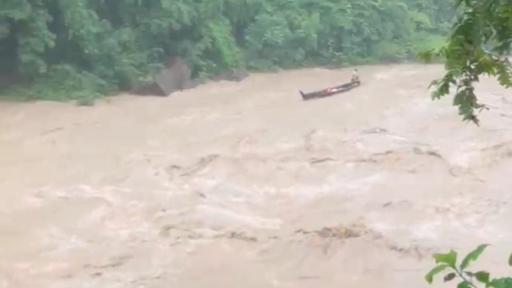 সাঙ্গু নদীতে নৌকাডুবি, এক পর্যটক নিখোঁজ