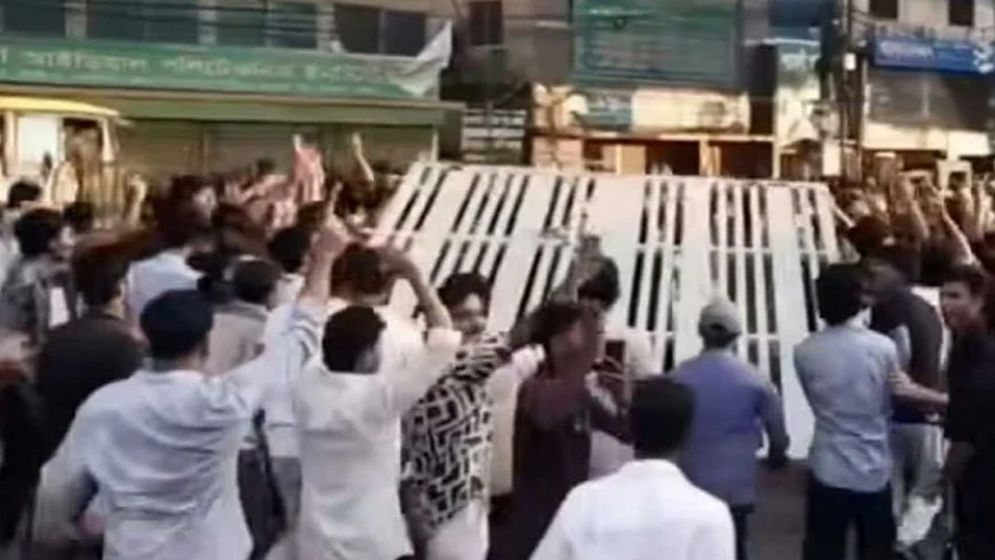 শিক্ষা বোর্ডের গেট খুলে নিল শিক্ষার্থীরা