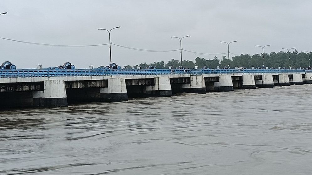বিপৎসীমার ১ সেন্টিমিটার নিচে পানি, রেড অ্যালার্ট জারি