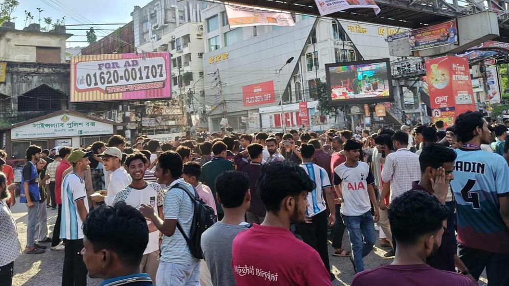 এবার সায়েন্সল্যাব থেকে সংসদ অভিমুখে আন্দোলনরত শিক্ষার্থীরা