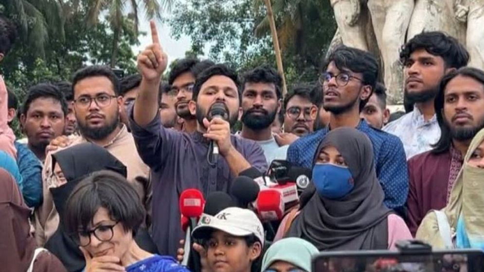 পদত্যাগকারী রাষ্ট্রপতিকে গ্রেপ্তারের দাবি ইনকিলাব মঞ্চের
