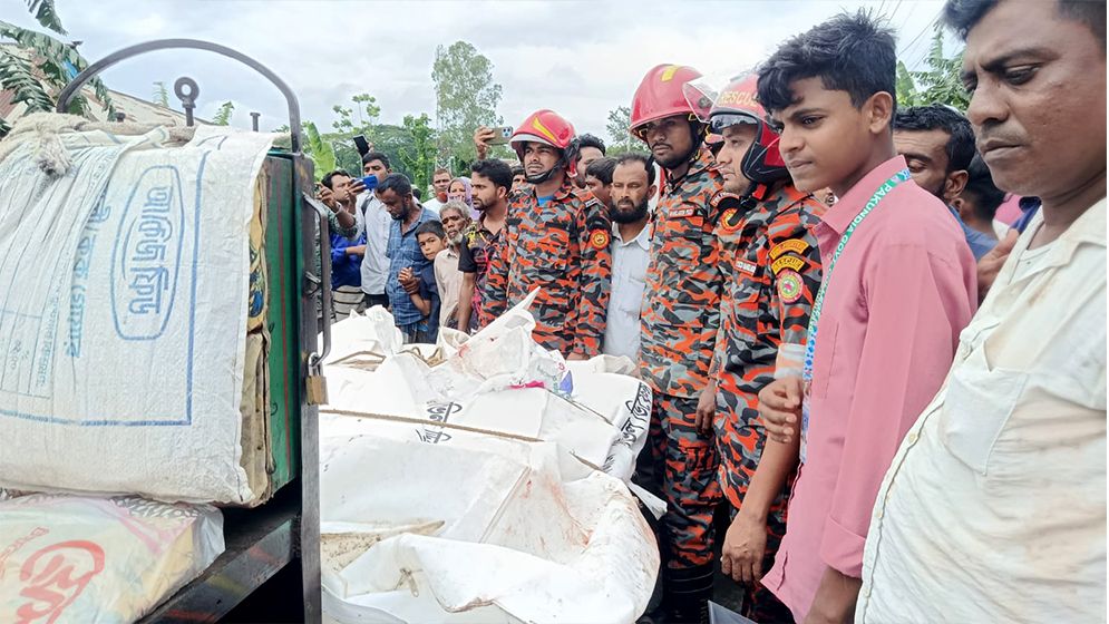 পাকুন্দিয়ায় বাস-পিকআপের মুখোমুখি সংঘর্ষে নিহত ৩