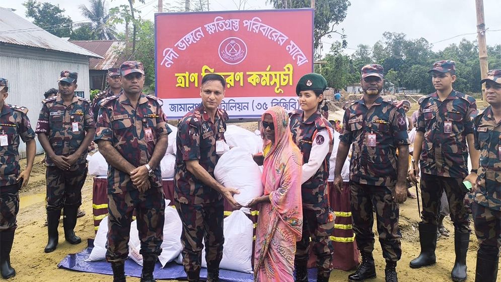 নদী ভাঙনে ক্ষতিগ্রস্তরা পেল ত্রাণসামগ্রী