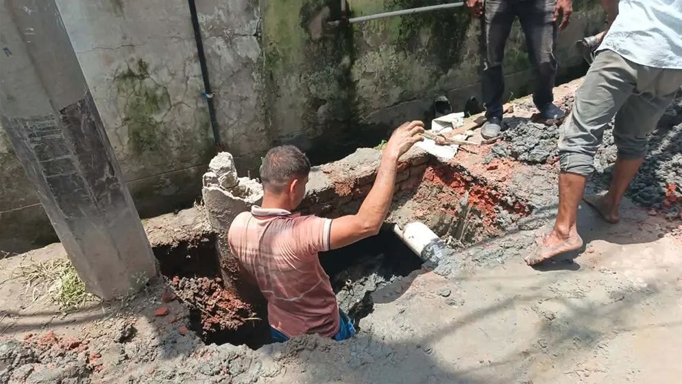 ফতুল্লায় অবৈধ গ্যাস সংযোগ দিতে গিয়ে বিস্ফোরণ, চারজন দগ্ধ