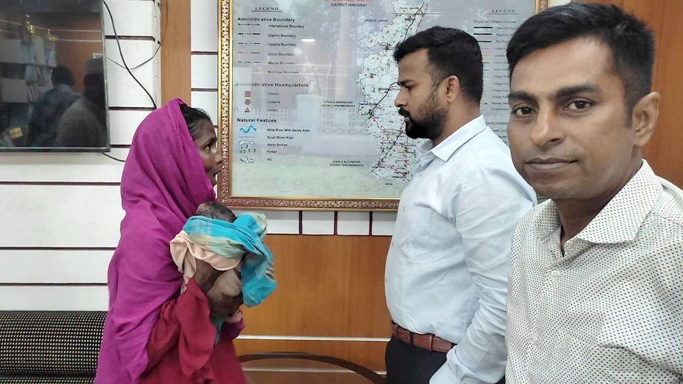 ক্যানুলা হাতে রাস্তার ধারে পড়েছিল শিশুটি, অবশেষে পেলো নতুন ঠিকানা