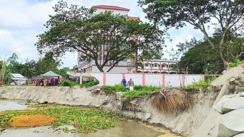 নদীগর্ভে বিলীনের পথে দৌলতপুরের শুকুরিয়া দাখিল মাদ্রাসা