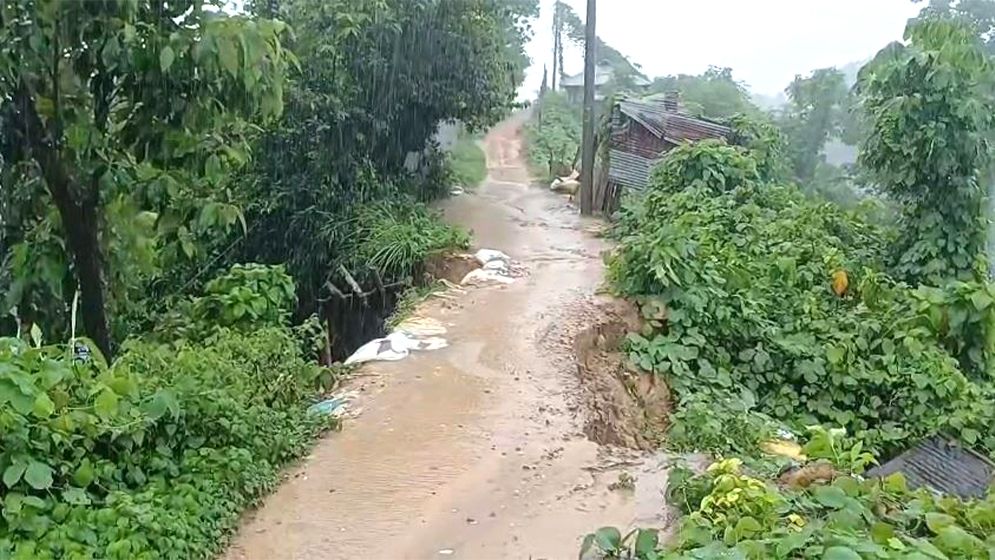 ঝুঁকিপূর্ণ এলাকা থেকে সরে যাওয়ার নির্দেশ